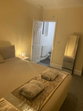Cleopatra Family Accommodation Sleeps 11 with 2 free parkings